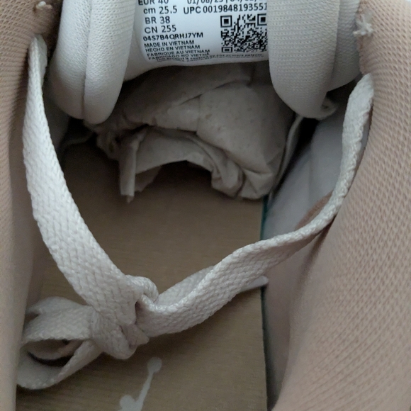 Nike - Picture 4 of 4